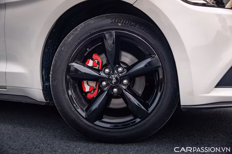 Bộ mâm trang bị trên xe là loại 5 chấu đơn cổ điển sơn đen có kích thước 18 inch. Ẩn sâu bên trong là cùm phanh màu đỏ.