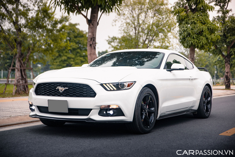 Với phiên bản tiêu chuẩn, Ford Mustang sở hữu phần ngoại có thất những đường nét thiết kế cơ bắp nhưng không kém phần hiện đại, kết hợp cùng lớp màu sơn trắng.