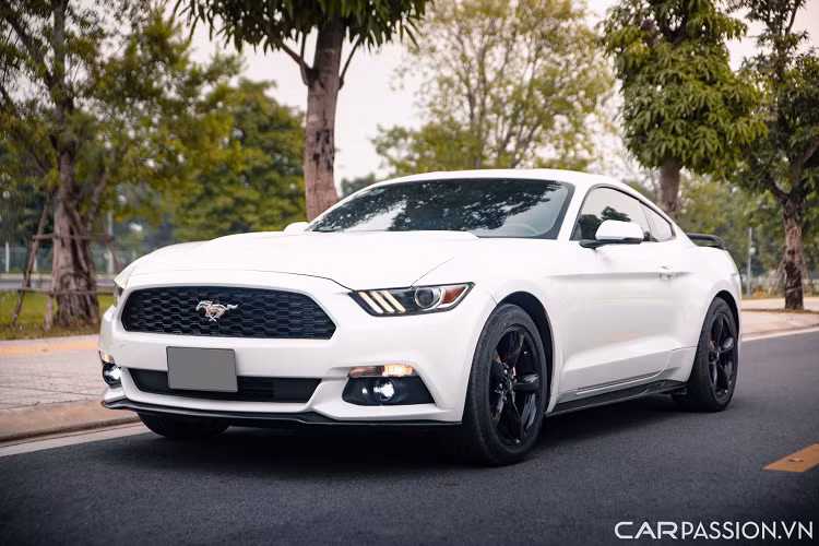 Với phiên bản tiêu chuẩn, Ford Mustang sở hữu phần ngoại có thất những đường nét thiết kế cơ bắp nhưng không kém phần hiện đại, kết hợp cùng lớp màu sơn trắng.