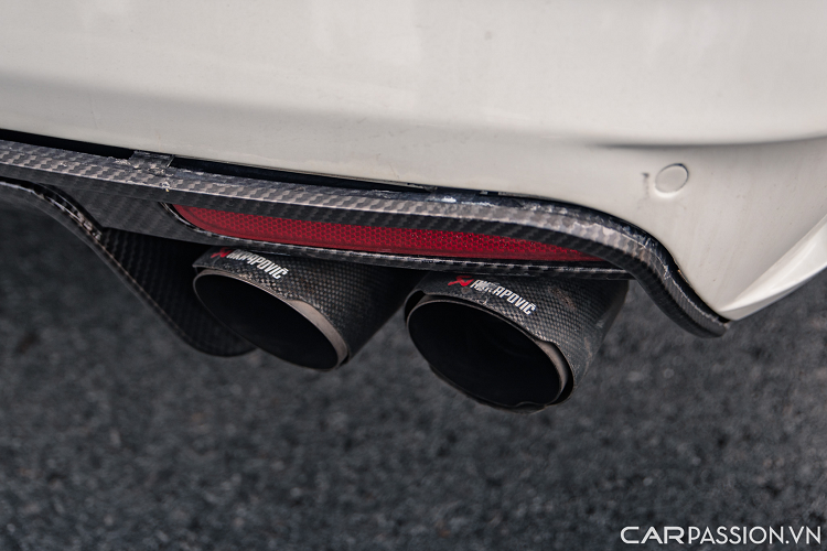 Ford Mustang trang bị động cơ Ecoboost, 4 xy-lanh, dung tích 2.3L kết hợp cùng với hộp số tự động 6 cấp sản sinh công suất 310 mã lực tại 5.500 vòng/phút và mô-men xoắn cực đại 434Nm từ dải tua máy 2.500-4.500 vòng/phút.