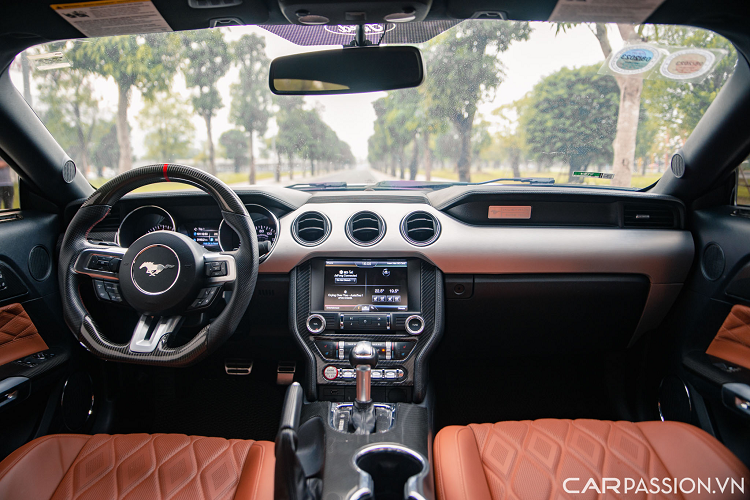 Khoang nội thất của xe được bọc lại da hoàn toàn mới, ghế ngồi được bố trí theo dạng 2+2 với ưu điểm hàng ghế sau khá rộng rãi. Hầu hết các chi tiết trong nội thất của xe đều được bọc da màu nâu khác biệt với ngoại thất của chiếc xe.