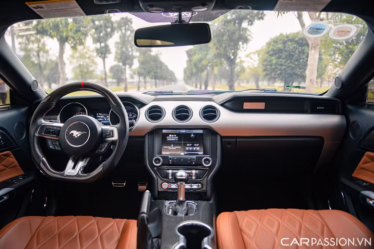 Khoang nội thất của xe được bọc lại da hoàn toàn mới, ghế ngồi được bố trí theo dạng 2+2 với ưu điểm hàng ghế sau khá rộng rãi. Hầu hết các chi tiết trong nội thất của xe đều được bọc da màu nâu khác biệt với ngoại thất của chiếc xe.