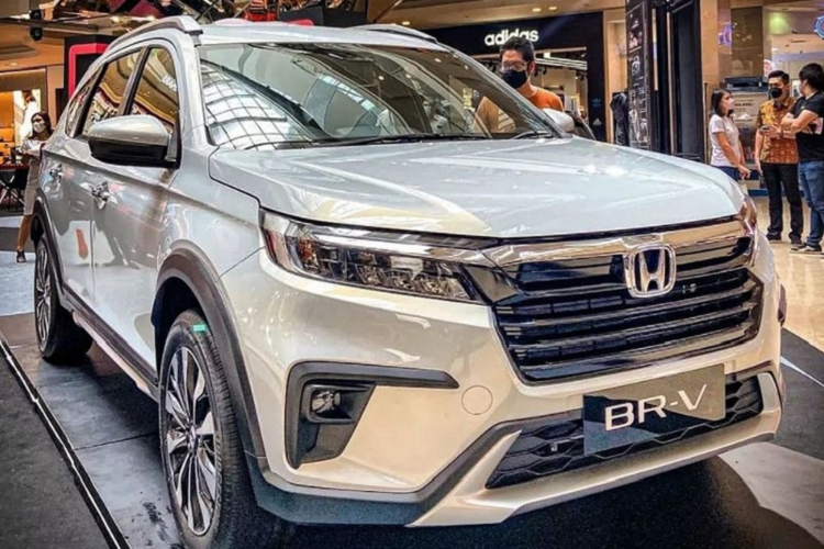 Một số những trang bị an toàn xịn sò trên Honda BR-V không có trên Mitsubishi Xpander hay Suzuki Ertiga. "Trái tim" của Honda BR-V 2022 ở thị trường Indonesia là khối động cơ xăng i-VTEC 4 xi-lanh, dung tích 1.5L nâng cấp, dùng chung với City Hatchback. Động cơ này tạo ra công suất tối đa 121 mã lực tại tua máy 6.600 vòng/phút và mô-men xoắn cực đại 145 Nm tại tua máy 4.300 vòng/phút.