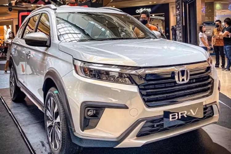 Một số những trang bị an toàn xịn sò trên Honda BR-V không có trên Mitsubishi Xpander hay Suzuki Ertiga. "Trái tim" của Honda BR-V 2022 ở thị trường Indonesia là khối động cơ xăng i-VTEC 4 xi-lanh, dung tích 1.5L nâng cấp, dùng chung với City Hatchback. Động cơ này tạo ra công suất tối đa 121 mã lực tại tua máy 6.600 vòng/phút và mô-men xoắn cực đại 145 Nm tại tua máy 4.300 vòng/phút.