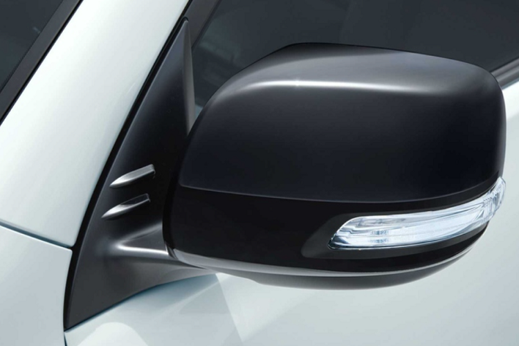 Toyota đã ra mắt Land Cruiser hoàn toàn mới vào năm ngoái, Land Cruiser Prado cũng được kỳ vọng sẽ có sự "lột xác" về thiết kế tương tự như Land Cruiser LC300.