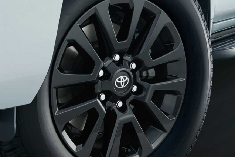 Tại Nhật Bản, giá xe Toyota Land Cruiser Prado Matt Black Edition có mức bán ra từ 4,3 - 5,1 triệu Yên (khoảng 762,7 - 904,6 triệu đồng).