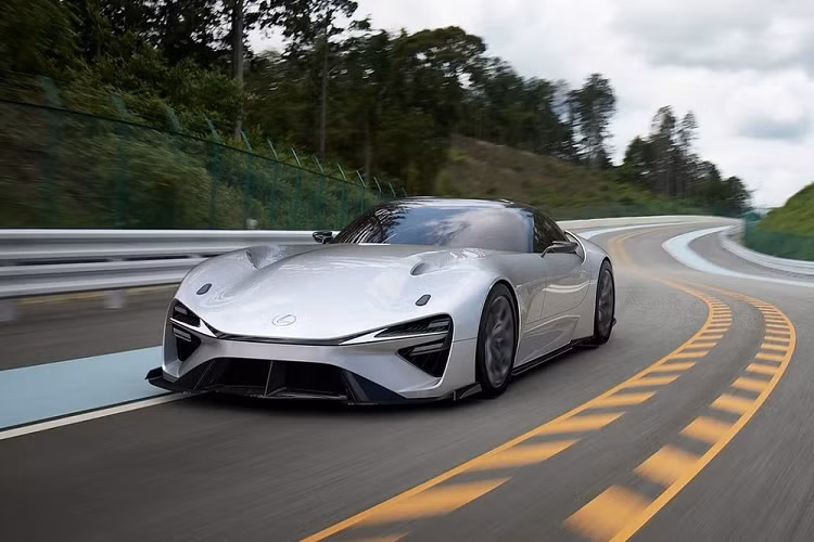 Trong sự kiện tổ chức vào hôm 14/12/2021, hãng Toyota và thương hiệu con Lexus đã cùng nhau ra mắt tổng cộng 15 mẫu ô tô điện hoàn toàn mới. Một trong số đó có mẫu xe điện hạng sang mang tên Lexus Electrified Sport 2022 mới. Mãi đến nay, hãng Lexus mới tung ra hình ảnh chi tiết hơn của mẫu xe concept này. Mang trên mình kiểu dáng coupe 2 cửa, Lexus Electrified Sport được xem như mẫu xe hậu duệ của huyền thoại LFA.