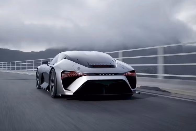 Điều thú vị là mẫu xe coupe 2 cửa này sẽ được phát triển để tương thích với pin thể rắn. Tuy nhiên, Electrified Sport sẽ không thể một sớm một chiều được trang bị pin thể rắn vì Toyota và Lexus ưu tiên dùng loại pin này cho xe hybrid trước rồi mới đến ôtô điện. Hiện chưa rõ thời điểm tung ra thị trường và giá xe Lexus Electrified Sport phiên bản thương mại.