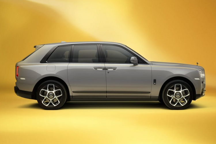 Mang cá tính đầy táo bạo của Black Badge, bộ sưu tập Fu-Shion tái hiện thời trang cao cấp nhưng đồng thời cũng có tính ứng dụng cao. Phiên bản này gợi nhớ đến các bộ sưu tập được thiết kế sẵn Xuân/Hè 2023, với các chi tiết tiện dụng như của trang phục đường phố.