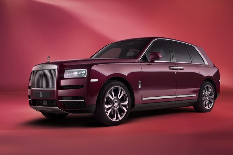 Những ‘kiệt tác' tinh tế này, do đội ngũ thiết kế của Rolls-Royce thực hiện, lấy cảm hứng từ những gam màu và họa tiết rực rỡ thường thấy trong thế giới thời trang cao cấp, qua đó phản ánh sở thích và phong cách sống chiết trung của nhóm khách hàng thượng lưu.