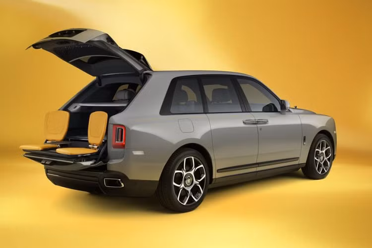 Fu Shion thể hiện cá tính của Cullinan – đỉnh cao của sự sang trọng, dễ dàng di chuyển trên mọi địa hình. Đối với Fu-Shion, các nhà thiết kế đã tạo ra hai phong cách nội thất: sự kết hợp đầy bắt mắt giữa Xanh Military Green, Xanh Navy Blue và Mandarin; hoặc sự pha trộn giữa da thuộc màu Trắng Arctic White và Xám Cashmere Grey với các điểm nhấn màu Vàng Forge Yellow.