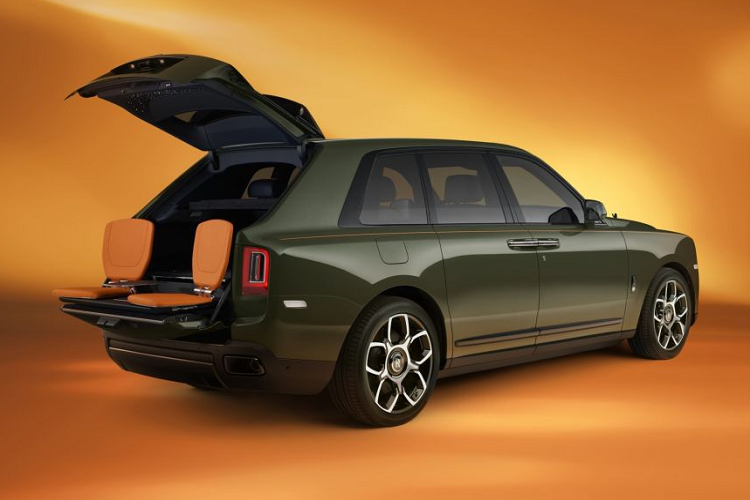 Là kiệt tác dành cho những chuyến du lịch theo phong cách tối thượng, ‘Cullinan – Inspired by Fashion’ có sẵn các bộ hành lý mang màu sắc ton-sur-ton, được thiết kế nhằm tô điểm cho bốn chủ đề không gian nội thất riêng biệt. Bộ sưu tập bao gồm hành lý các kích cỡ 24hr Weekender, 48hr Weekender, túi Holdall, túi Tote và túi Organizer Pouch. Khách hàng có thể mua từng món riêng lẻ hoặc cả bộ năm sản phẩm.