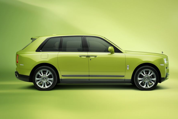 Để thể hiện khả năng Bespoke vô tận của hãng, các nhà thiết kế đã mang đến tám cá tính riêng biệt dành cho SUV siêu sang Rolls-Royce Cullinan Inspired by Fashion. Mỗi bộ sưu tập bao gồm hai cách phối màu nội thất được nhấn nhá bởi các gam màu mang tính biểu tượng: Xanh Lime Green hoặc Hồng Peony Pink cho Re-Belle, và Mandarin hoặc Vàng Forge Yellow cho Fu Shion.