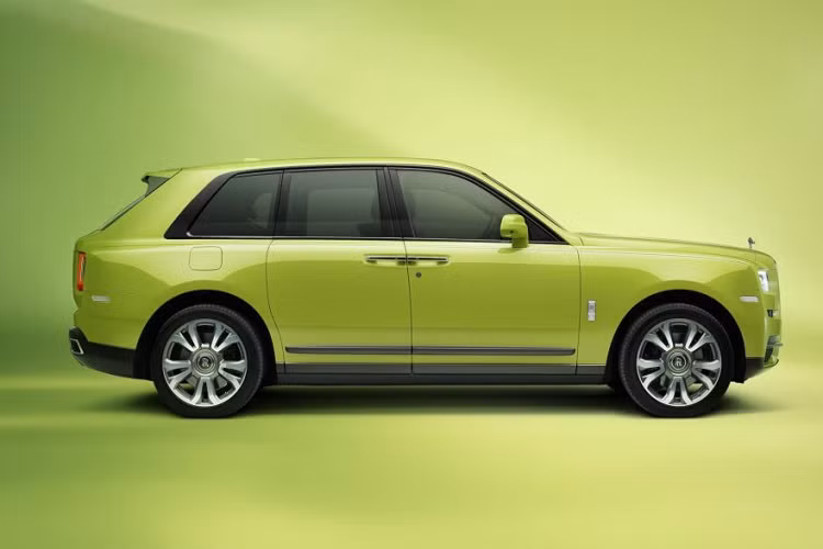 Để thể hiện khả năng Bespoke vô tận của hãng, các nhà thiết kế đã mang đến tám cá tính riêng biệt dành cho SUV siêu sang Rolls-Royce Cullinan Inspired by Fashion. Mỗi bộ sưu tập bao gồm hai cách phối màu nội thất được nhấn nhá bởi các gam màu mang tính biểu tượng: Xanh Lime Green hoặc Hồng Peony Pink cho Re-Belle, và Mandarin hoặc Vàng Forge Yellow cho Fu Shion.