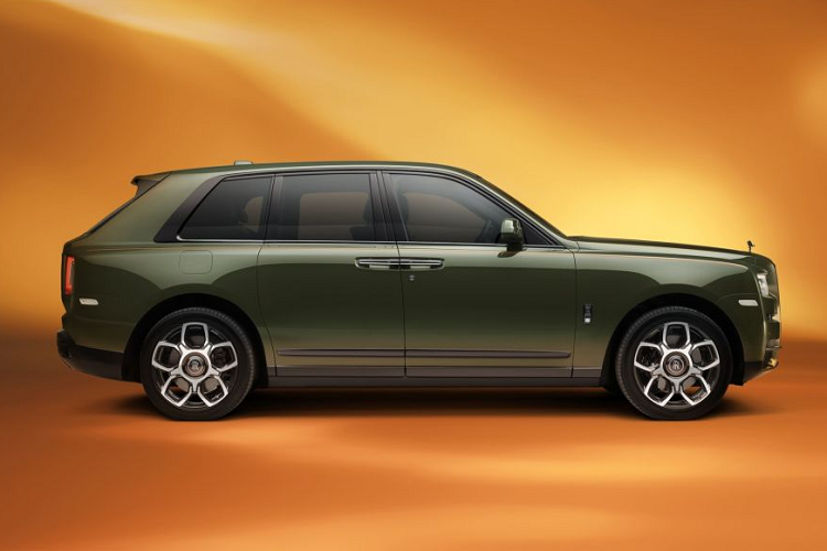 Phần dưới của tấm bảng táp-lô cũng có sự thay đổi đáng kể. Lần đầu tiên, hãng giới thiệu phiên bản có màu của lớp gỗ veneer Piano: Xám Cashmere Grey cho Re Belle và Xanh Navy Blue đối với Fu-Shion. Lớp hoàn thiện bóng bẩy này có vai trò như một yếu tố kết nối các chi tiết, mang lại chiều sâu cho không gian nội thất.