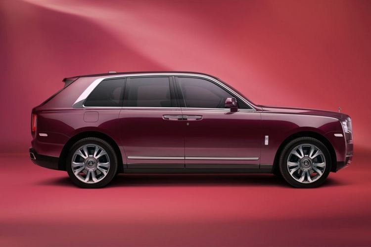 Được coi là tác phẩm nghệ thuật đích thực, mẫu xe SUV Rolls-Royce Cullinan Inspired by Fashion lần đầu ra mắt trước giới mộ điệu và khách hàng quen của thương hiệu tại Art Basel ở Miami. Cullinan – Inspired by Fashion’ là hiện thân cho đặc tính đa dạng của chiếc SUV hạng sang cũng như tinh thần Black Badge - bản ngã thay thế của nó.