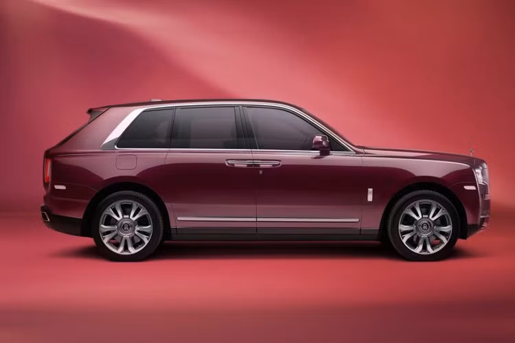 Được coi là tác phẩm nghệ thuật đích thực, mẫu xe SUV Rolls-Royce Cullinan Inspired by Fashion lần đầu ra mắt trước giới mộ điệu và khách hàng quen của thương hiệu tại Art Basel ở Miami. Cullinan – Inspired by Fashion’ là hiện thân cho đặc tính đa dạng của chiếc SUV hạng sang cũng như tinh thần Black Badge - bản ngã thay thế của nó.