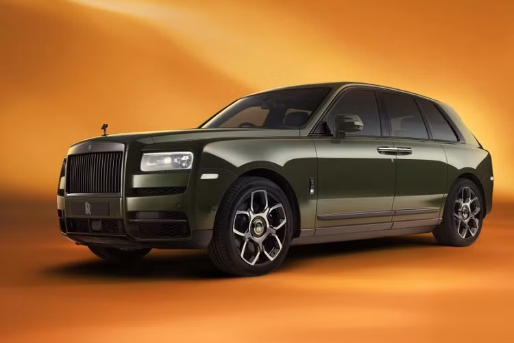 Tính năng Bespoke này cần đến 22 giờ để sản xuất, bao gồm 192 ngôi sao chiếu sáng nhẹ nhàng được gắn vào lớp vật liệu da đục lỗ. Starlight Tailgate, khi kết hợp với Viewing Suite, tạo ra một khung cảnh hoàn hảo để tận hưởng vẻ đẹp mê hoặc của một đêm đầy sao ở bất cứ nơi đâu.