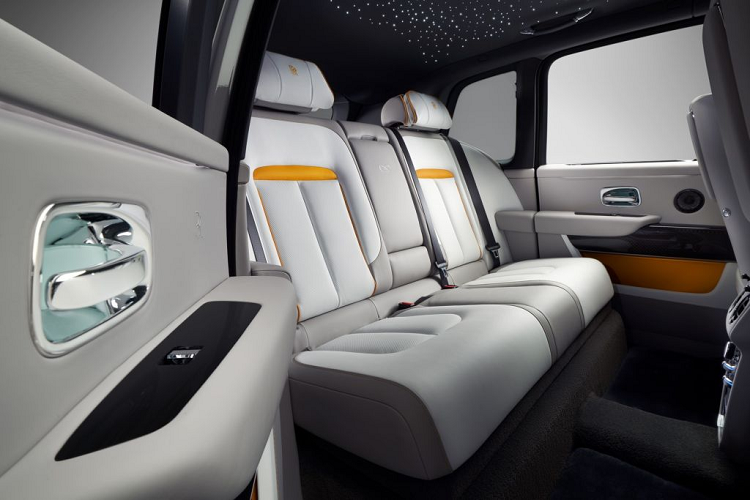 Tùy thuộc vào bảng màu nội thất, khách hàng đặt mua Fu-Shion có thể lựa chọn một trong bốn màu sắc ngoại thất: Xanh Military Green, Xám Burnout Grey, Vàng Forge Yellow hoặc Xám Tempest Grey. Đối với ‘Cullinan – Inspired by Fashion’, các nhà thiết kế đã tạo ra tính năng Starlight Tailgate hoàn toàn mới - một tính năng tuyệt đẹp, mở rộng bầu không khí huyền diệu, đầy ánh sao của trần sao Starlight Headliner vượt ra bên ngoài không gian nội thất ô tô.