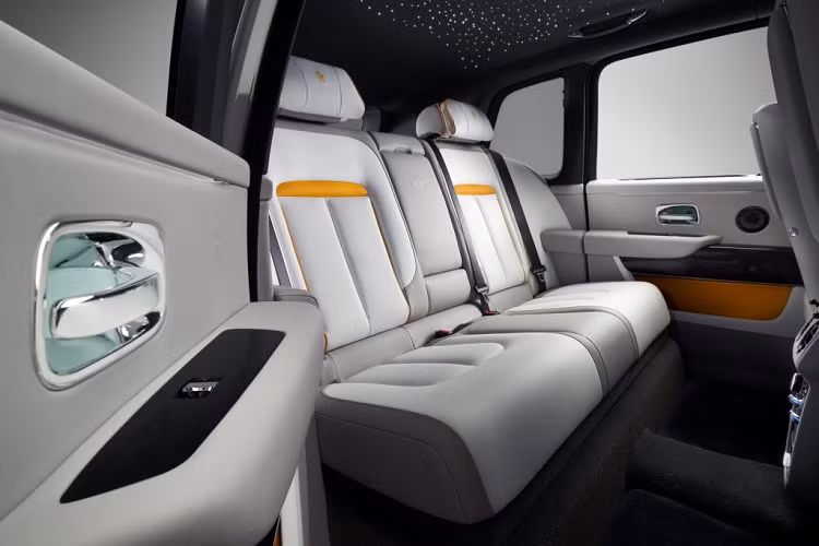 Tùy thuộc vào bảng màu nội thất, khách hàng đặt mua Fu-Shion có thể lựa chọn một trong bốn màu sắc ngoại thất: Xanh Military Green, Xám Burnout Grey, Vàng Forge Yellow hoặc Xám Tempest Grey. Đối với ‘Cullinan – Inspired by Fashion’, các nhà thiết kế đã tạo ra tính năng Starlight Tailgate hoàn toàn mới - một tính năng tuyệt đẹp, mở rộng bầu không khí huyền diệu, đầy ánh sao của trần sao Starlight Headliner vượt ra bên ngoài không gian nội thất ô tô.