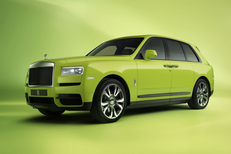 Hai bộ sưu tập Rolls-Royce Cullinan Inspired by Fashion 2023 mới được hãng vô cùng tâm huyết đó là: Re-Belle táo bạo, được lấy cảm hứng từ xu hướng phối màu colour block, và Fu‑Shion – sự kết hợp hoàn hảo giữa khả năng vận hành và vẻ đẹp thời thượng