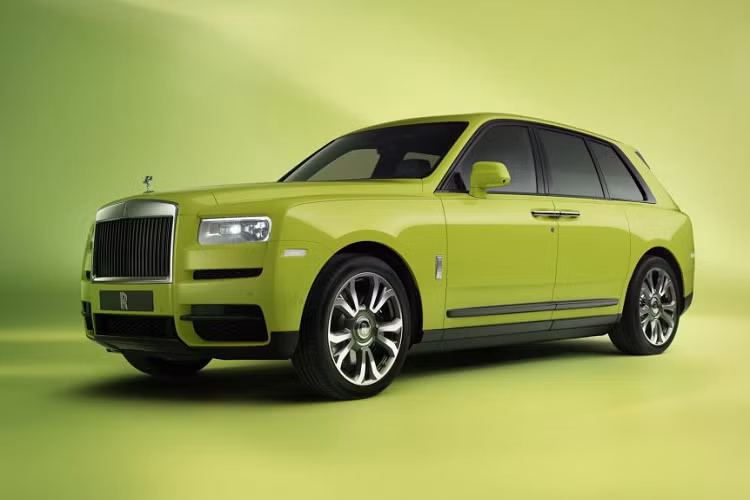 Hai bộ sưu tập Rolls-Royce Cullinan Inspired by Fashion 2023 mới được hãng vô cùng tâm huyết đó là: Re-Belle táo bạo, được lấy cảm hứng từ xu hướng phối màu colour block, và Fu‑Shion – sự kết hợp hoàn hảo giữa khả năng vận hành và vẻ đẹp thời thượng