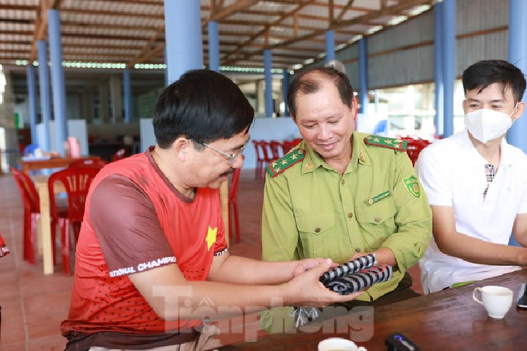 Đồng chí Vũ Tiến - Phó Tổng biên tập báo Tiền Phong, tặng quà lưu niệm cho anh Trần Mạnh Hùng - Trạm trưởng trạm Kiểm lâm Hòn Bảy Cạnh và các nhân viên của trạm kiểm lâm.