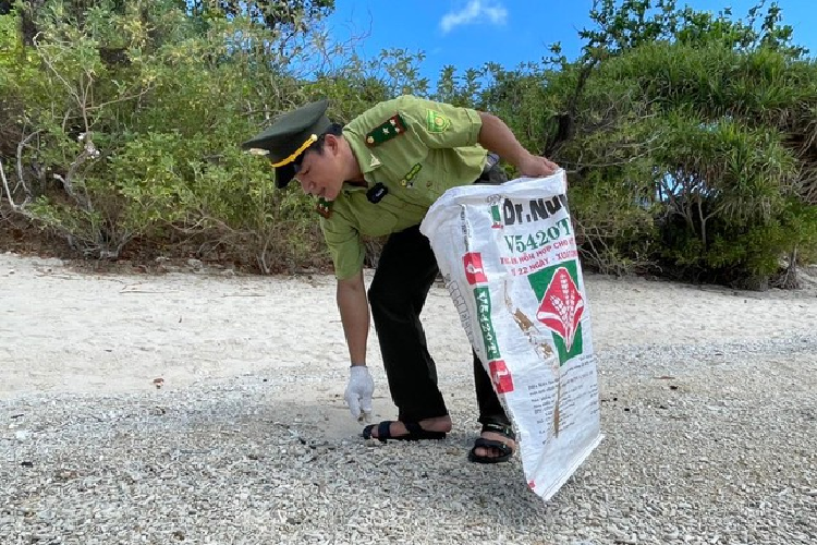 Anh Trần Mạnh Hùng - Trạm trưởng trạm Kiểm lâm Hòn Bảy Cạnh, cho biết: "Công việc hằng ngày của chúng tôi không chỉ là đỡ đẻ cho rùa Côn Đảo, mà còn là cuộc chiến với các bãi rác". Hiện nay, trên Hòn Bảy Cạnh, tất cả các thể loại rác thải nhựa như giày dép, bàn chải đánh răng, chai nhựa, lưới đánh bắt,… đều có thể được tìm thấy ở đây. 