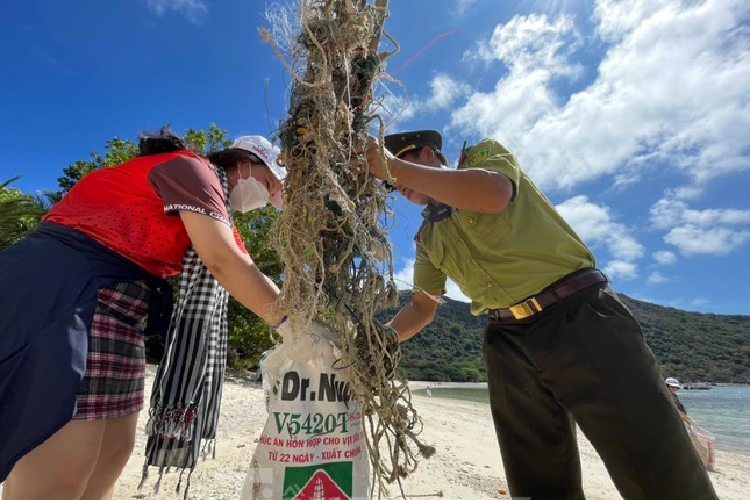 Rác từ đại dương, rác từ việc vứt xuống biển bừa bãi của ngư dân tạo thành những bãi rác tấp vào bờ. Việc này ảnh hưởng rất nhiều trong công tác vệ sinh môi trường, rác mắc kẹt vào trong các bãi đá rất khó để moi lên. Việc xử lý rác thải vẫn còn là một bài toán lớn vì chi phí vận chuyển rác thải về đất liền rất tốn kém.