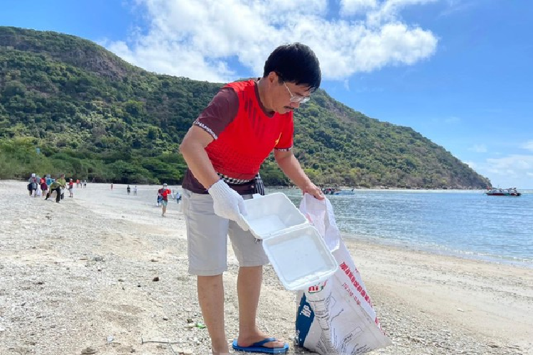 Do đó, đoàn công tác của báo Tiền Phong và các kiểm lâm viên của trạm Kiểm lâm Hòn Bảy Cạnh cùng nhau dọn rác, làm sạch bãi biển.