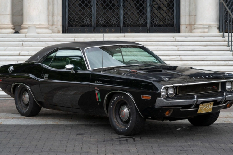 Với sự phù hợp và hoàn cảnh bổ sung cho mẫu xe đặc biệt này, rất có thể chúng ta có thể thấy một chiếc Challenger 900 mã lực được điều chỉnh để chạy trên E85 như là Hemi công suất cao cuối cùng trước khi Dodge bước vào cuộc chơi điện khí hóa. Mức giá xe Dodge Challenger Black Ghost 2023 hiện vẫn là một ẩn số.