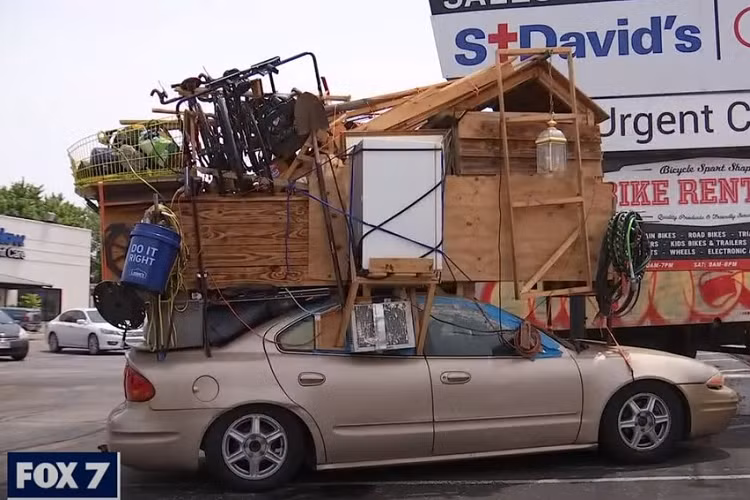 Terry Gonzalez sinh sống ở khu vực Austin, tiểu bang Texas, Mỹ, và thường di chuyển loanh quanh. Chính xác mà nói, ông ta không sống “bên trong” chiếc xe của mình mà là “ở trên” nó bởi vì ông đã xây dựng một dáng lán như ngôi nhà trên nóc xe ôtô.