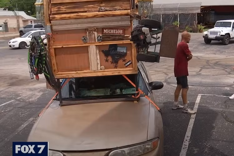 Con người sẵn sàng làm bất cứ điều gì họ phải làm để tồn tại. Đối với nhiều người bị ảnh hưởng bởi cuộc khủng hoảng nhà ở và bất ổn tài chính, chuyện này có nghĩa là phải biến chiếc xe ôtô sedan thành nhà ở tạm thời, hoặc thậm chí khổ hơn là chịu cảnh vô gia cư nay đây mai đó. Terry Gonzalez là một người như thế, và ông ấy “may mắn” vẫn có chiếc xe ôtô làm nơi che nắng che mưa.