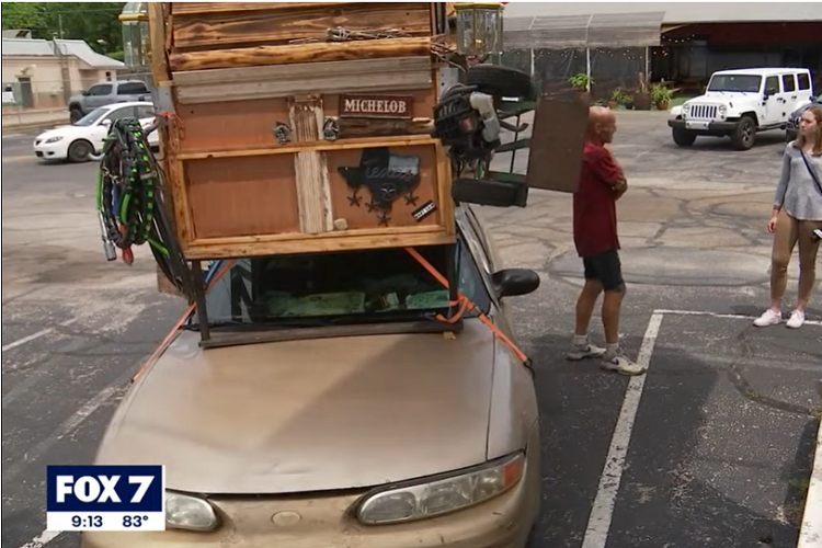 Nói chuyện với một kênh truyền thông địa phương, Gonzalez nói rằng ngôi nhà di động của ông ấy đã truyền cảm hứng bởi một bi kịch. Nhưng Gonzalez đã biến sự bất hạnh của mình trở thành một niềm vui mới nhờ sự khéo léo và chăm chỉ. Giờ đây, chiếc xe sedan và ngôi nhà di động của ông đã trở thành một thứ nổi tiếng ở địa phương và trên internet.