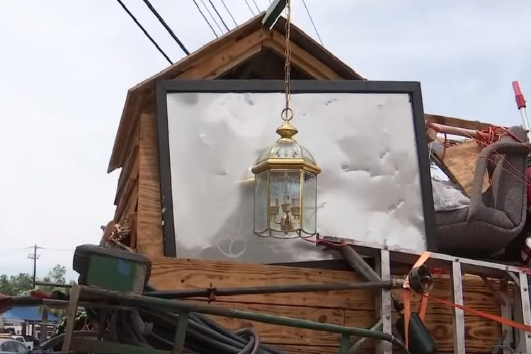 Đó là một ngôi nhà di động làm bằng các tấm ván gỗ nằm trên một khung thép được gắn chặt vào nóc xe - một kiểu lắp ráp tạm bợ, ứng biến được giữ với nhau bằng các sợi dây đàn hồi, băng dính và đủ thứ khác. 