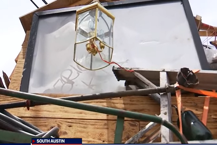 Gonzalez nói ngay từ đầu rằng ông ta là người vô gia cư. Ngôi nhà thực tế trước đây mà ông sống đã bị thiêu rụi ngay ông đang tu sửa lại nó. Gonzalez tin rằng những người chủ nhà đã phóng hỏa nó, nhưng ông không nói lý do tại sao điều đó có thể xảy ra, và điều đó cũng không còn quan trọng, bởi vì ông vẫn mất tất cả những gì mình có trong vụ cháy.