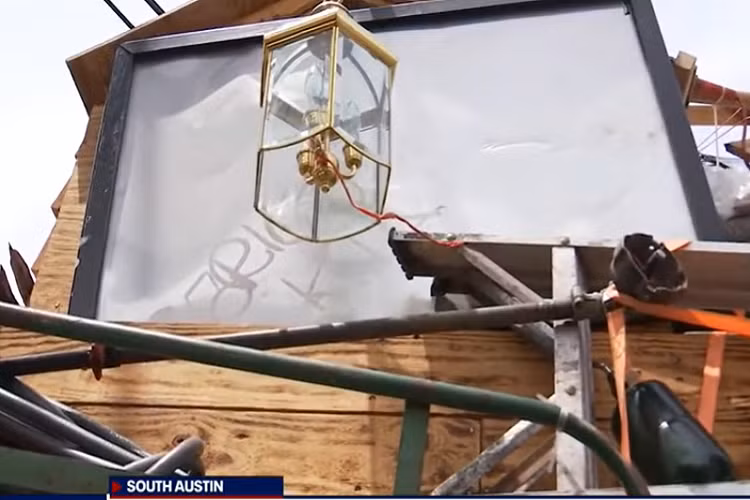 Gonzalez nói ngay từ đầu rằng ông ta là người vô gia cư. Ngôi nhà thực tế trước đây mà ông sống đã bị thiêu rụi ngay ông đang tu sửa lại nó. Gonzalez tin rằng những người chủ nhà đã phóng hỏa nó, nhưng ông không nói lý do tại sao điều đó có thể xảy ra, và điều đó cũng không còn quan trọng, bởi vì ông vẫn mất tất cả những gì mình có trong vụ cháy.