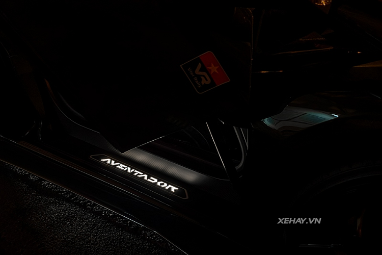 Là phiên bản hiệu suất cao của siêu xe Lamborghini Aventador, Aventador SVJ sở hữu hệ thống khí động chủ động ALA thế hệ mới nhất bao gồm cản trước cánh chia gió trước khe gió trên nắp động cơ và cánh gió cỡ lớn phía sau...tất cả đều làm từ sợi carbon.