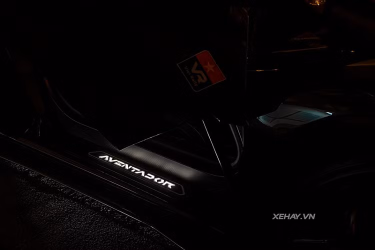 Là phiên bản hiệu suất cao của siêu xe Lamborghini Aventador, Aventador SVJ sở hữu hệ thống khí động chủ động ALA thế hệ mới nhất bao gồm cản trước cánh chia gió trước khe gió trên nắp động cơ và cánh gió cỡ lớn phía sau...tất cả đều làm từ sợi carbon.