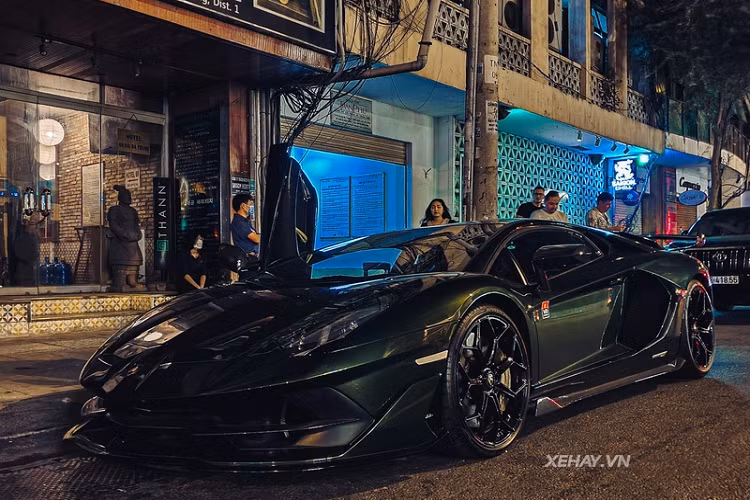 Cung cấp sức mạnh cho Aventador SVJ là khối động cơ V12 6.5L cho công suất 770 mã lực và mô-men xoắn 720 Nm hơn 30 mã lực so với Aventador SV.Siêu bò Aventador SVJ chỉ cần 2,8 giây để tăng tốc 0-100 km/h trước khi cán vận tốc tối đa 350 km/h