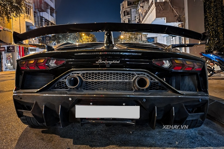 Phía đuôi xe nổi bật với cụm đèn hậu hình xương cá đặc trưng của dòng Aventador cản sau mạnh mẽ cùng cánh gió cỡ lớn làm bằng sợi carbon giúp xe tăng tốc nhanh hơn và hạn chế tối đa lực cản. Ống xả được bố trí sâu vào bên trong đi kèm các cánh chia gió dọc cho cảm giác vô cùng bắt mắt.