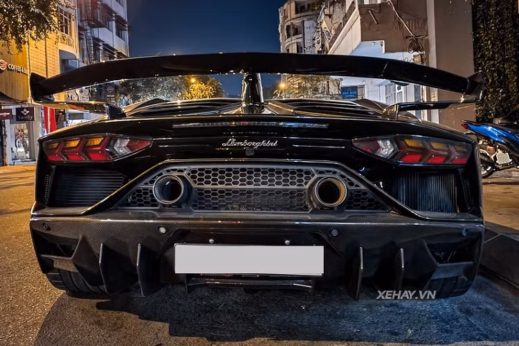 Phía đuôi xe nổi bật với cụm đèn hậu hình xương cá đặc trưng của dòng Aventador cản sau mạnh mẽ cùng cánh gió cỡ lớn làm bằng sợi carbon giúp xe tăng tốc nhanh hơn và hạn chế tối đa lực cản. Ống xả được bố trí sâu vào bên trong đi kèm các cánh chia gió dọc cho cảm giác vô cùng bắt mắt.
