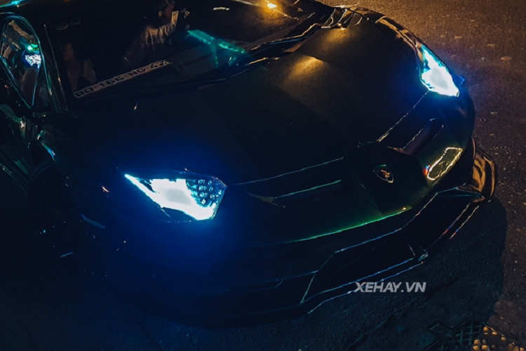 Ngoài nước sơn độc đáo, chiếc Lamborghini Aventador SVJ còn thu hút người đối diện bởi thiết kế mạnh mẽ và táo bạo, ấn tượng nhất là cụm đèn pha góc cạnh tựa như 2 viên kim cương rực rỡ cùng với dải đèn LED bắt mắt với những chiếc bóng đèn nhỏ bên trong.