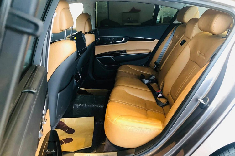 Theo thông số của nhà sản xuất, Kia Quoris sở hữu kích thước khá lớn, bao gồm chiều dài 5.090 mm, chiều rộng 1.900 mm, chiều cao 1.490 mm và chiều dài cơ sở 3.045 mm. Mẫu xe này được phát triển dựa trên cơ sở gầm bệ BH-L (VI) chung với Hyundai Equus và Genesis. Những chiếc Kia Quoris bán ở Việt Nam thuộc thế hệ đầu tiên, được sản xuất từ năm 2012 - 2018.