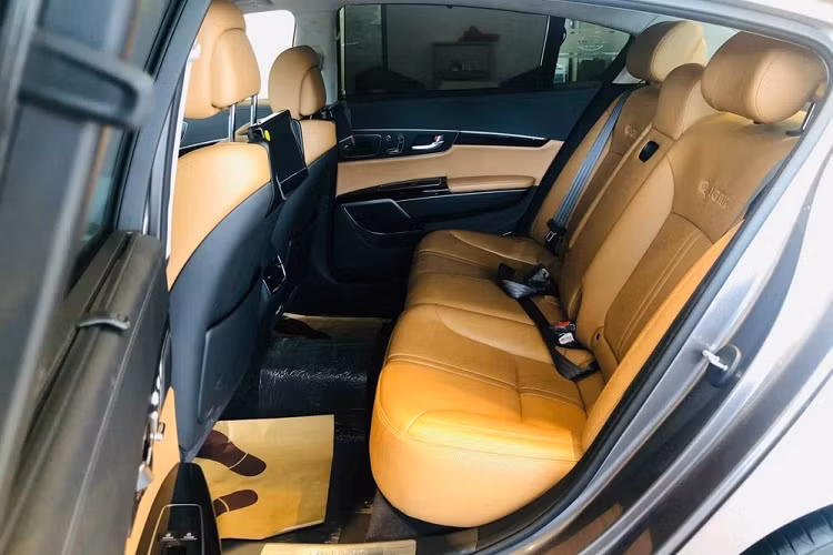 Theo thông số của nhà sản xuất, Kia Quoris sở hữu kích thước khá lớn, bao gồm chiều dài 5.090 mm, chiều rộng 1.900 mm, chiều cao 1.490 mm và chiều dài cơ sở 3.045 mm. Mẫu xe này được phát triển dựa trên cơ sở gầm bệ BH-L (VI) chung với Hyundai Equus và Genesis. Những chiếc Kia Quoris bán ở Việt Nam thuộc thế hệ đầu tiên, được sản xuất từ năm 2012 - 2018.