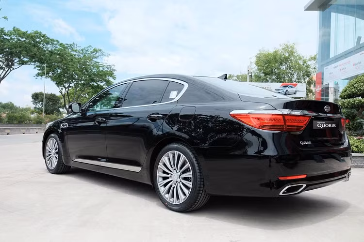 Động cơ kết hợp với hộp số tự động 8 cấp và hệ dẫn động cầu sau. Xe có 4 chế độ lái, bao gồm Eco, Normal, Sport và Snow. Cuối cùng là hệ thống treo khí nén điện tử, tự động điều chỉnh 3 mức Low, Normal và High, tùy theo điều kiện mặt đường.