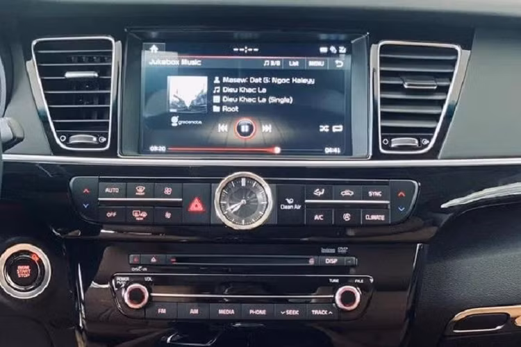 Bên sườn, Kia Quoris sở hữu gương chiếu hậu tích hợp đèn báo rẽ hình chữ "C" lạ mắt, bộ vành hợp kim đa chấu 19 inch và những chi tiết mạ crôm như sau chắn bùn trước, viền cửa sổ hay nẹp trên cửa. Đằng sau Kia Quoris là đèn hậu LED, nẹp mạ crôm nằm vắt ngang đuôi xe và 2 đầu ống xả giả hình tứ giác. Bên trong Kia Quoris là không gian nội thất được bọc da Nappa cao cấp.