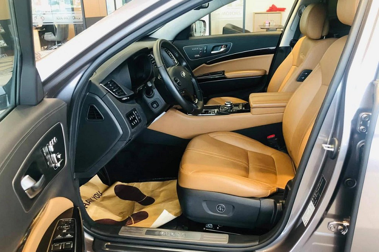 Mức giảm sâu này đã giúp một chiếc Kia Quoris tìm thấy chủ nhân sau 6 năm về Việt Nam. Chiếc Kia Quoris mới tìm thấy chủ này được sơn màu đen bóng và "ngụ" tại thành phố Hà Nội. Trước đó, vào hồi tháng 6 năm nay, cũng đã có một chiếc Kia Quoris khác tìm thấy khách và đeo biển kiểm soát Tp. Hồ Chí Minh.