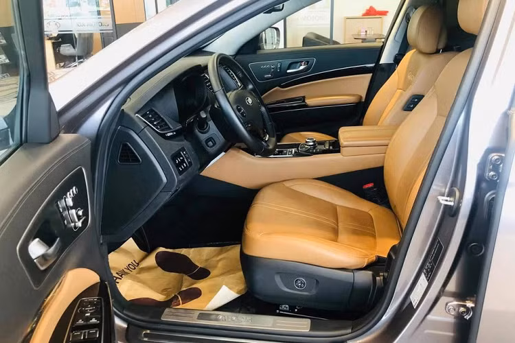 Mức giảm sâu này đã giúp một chiếc Kia Quoris tìm thấy chủ nhân sau 6 năm về Việt Nam. Chiếc Kia Quoris mới tìm thấy chủ này được sơn màu đen bóng và "ngụ" tại thành phố Hà Nội. Trước đó, vào hồi tháng 6 năm nay, cũng đã có một chiếc Kia Quoris khác tìm thấy khách và đeo biển kiểm soát Tp. Hồ Chí Minh.