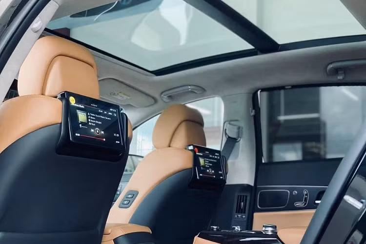 Thêm vào đó là vô lăng chỉnh điện 4 hướng, ghế lái chỉnh điện 16 hướng, bảng đồng hồ kỹ thuật số 12,3 inch, màn hình cảm ứng trung tâm 9,2 inch, hệ thống điều hòa tự động 3 vùng, cửa tự hít, màn hình hiển thị thông tin kính lái HUD, 2 màn hình giải trí 9,2 inch nằm trên lưng ghế trước để phục vụ hành khách phía sau và cửa sổ trời toàn cảnh Panorama.